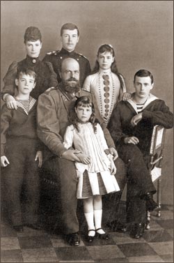 Александр III с семьей. В центре наверху — цесаревич Николай Александрович